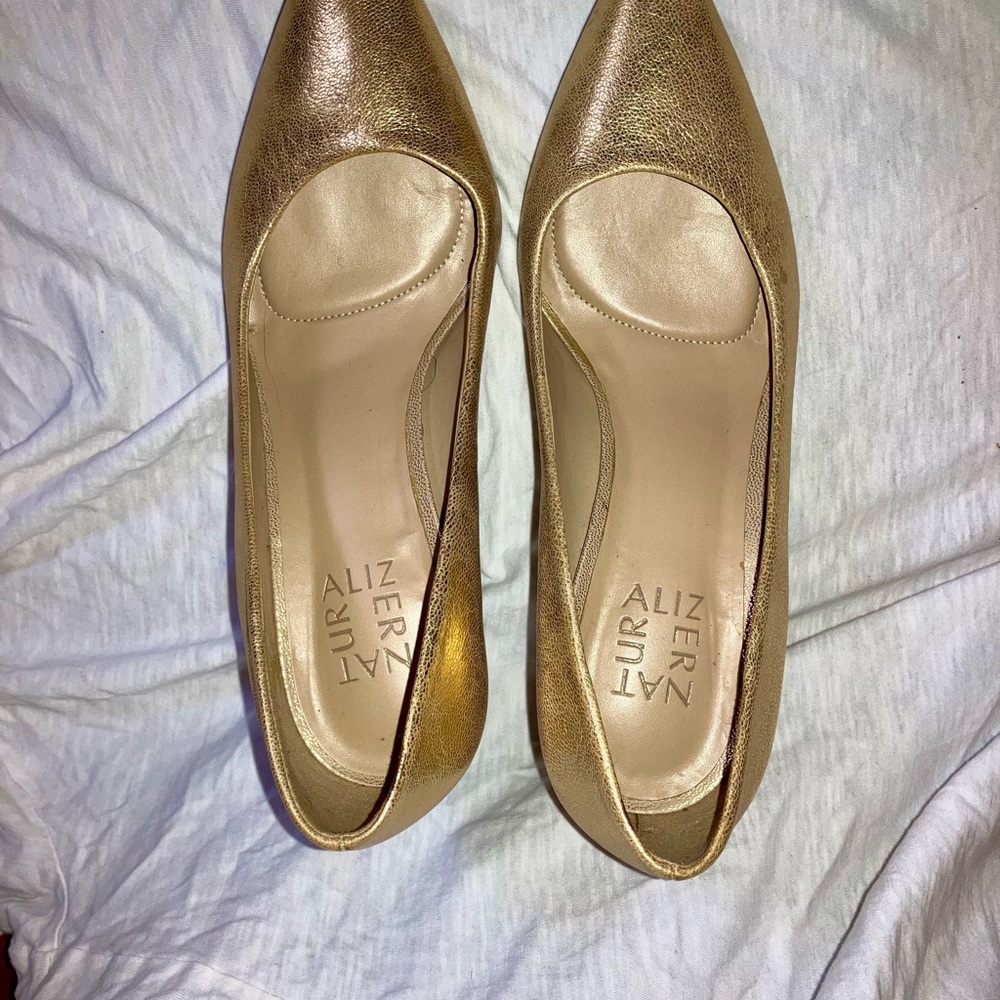 Naturalizer Gold Pumps – Size 7 Wide
